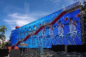 Paris 2024 - Giant Nike Screen On Centre Pompidou