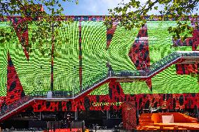 Paris 2024 - Giant Nike Screen On Centre Pompidou