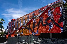 Paris 2024 - Giant Nike Screen On Centre Pompidou