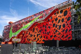 Paris 2024 - Giant Nike Screen On Centre Pompidou