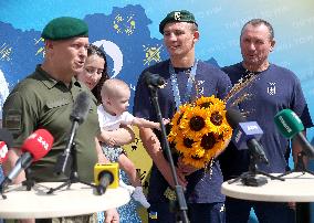 Olympic boxing champion Oleksandr Khyzhniak back in Ukraine