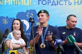 Olympic boxing champion Oleksandr Khyzhniak back in Ukraine