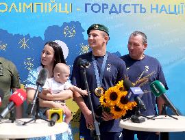 Olympic boxing champion Oleksandr Khyzhniak back in Ukraine