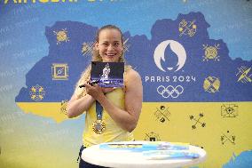 Ukrainian fencer Yuliia Bakastova brings home gold medal of Paris 2024 Olympics