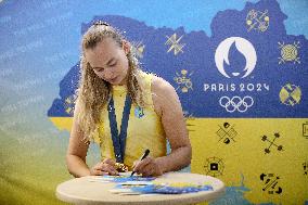 Ukrainian fencer Yuliia Bakastova brings home gold medal of Paris 2024 Olympics