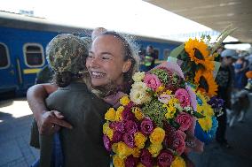 Ukrainian fencer Yuliia Bakastova brings home gold medal of Paris 2024 Olympics