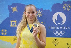 Ukrainian fencer Yuliia Bakastova brings home gold medal of Paris 2024 Olympics