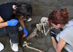 Pompeii Archaeologists Find Bodies Of Man And Woman And Their Treasure