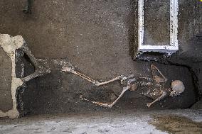 Pompeii Archaeologists Find Bodies Of Man And Woman And Their Treasure