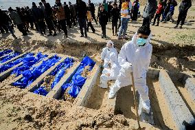 Files - Burying Palestinian Bodies In Rafah