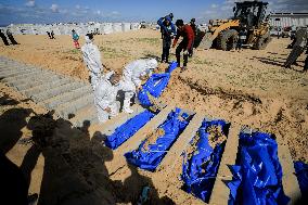 Files - Burying Palestinian Bodies In Rafah