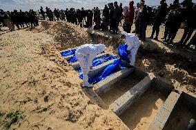 Files - Burying Palestinian Bodies In Rafah