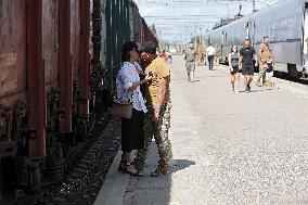 Saying goodbye at Kramatorsk railway station