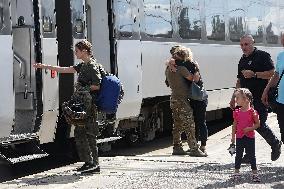 Saying goodbye at Kramatorsk railway station