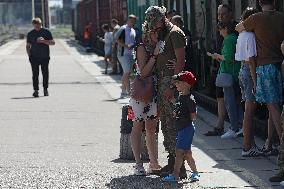 Saying goodbye at Kramatorsk railway station