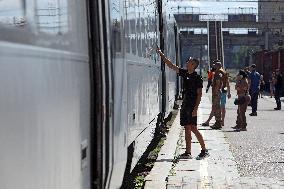 Saying goodbye at Kramatorsk railway station