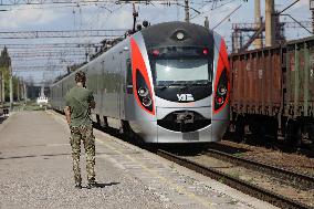 Saying goodbye at Kramatorsk railway station