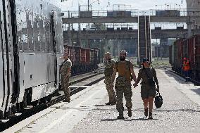 Saying goodbye at Kramatorsk railway station