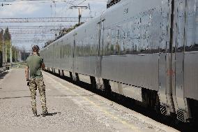 Saying goodbye at Kramatorsk railway station