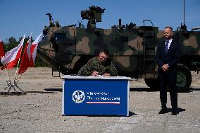 Polish Ministry Of Defence Signs Contract For Light Armoured Troops Carriers Near Warsaw.