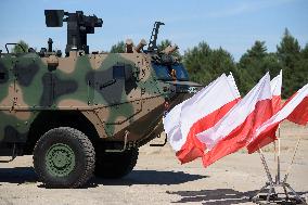 Polish Ministry Of Defence Signs Contract For Light Armoured Troops Carriers Near Warsaw.