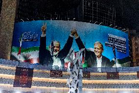 Banner Displaye Late Hamas Leader And Iranian President - Tehran