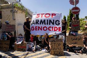 Israeli Activists Protest British Consulate - Jerusalem