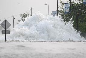 Broken Water Main Causes Flooding - Montreal