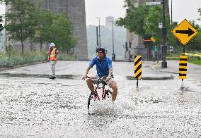 Broken Water Main Causes Flooding - Montreal