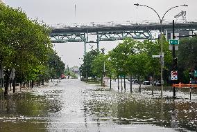 Broken Water Main Causes Flooding - Montreal