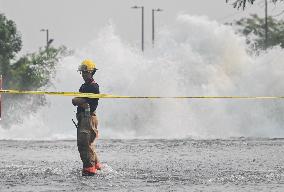 Broken Water Main Causes Flooding - Montreal