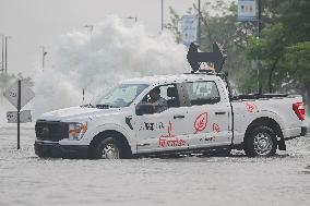 Broken Water Main Causes Flooding - Montreal