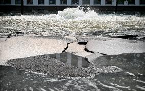 Broken Water Main Causes Flooding - Montreal