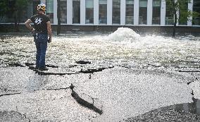 Broken Water Main Causes Flooding - Montreal