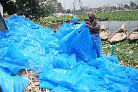 Workers collects polythene in Dhaka