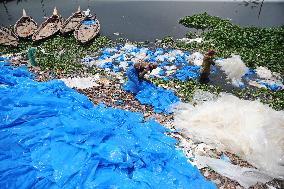 Workers collects polythene in Dhaka