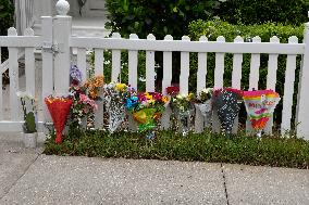 Fans Of Silvio Santos In Orlando (USA) Pay Homage To Him With Flowers