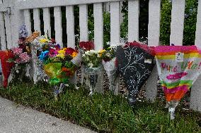 Fans Of Silvio Santos In Orlando (USA) Pay Homage To Him With Flowers