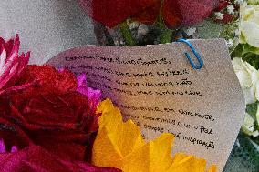 Fans Of Silvio Santos In Orlando (USA) Pay Homage To Him With Flowers