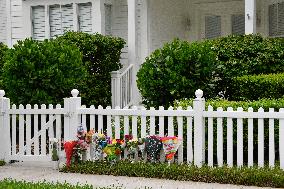 Fans Of Silvio Santos In Orlando (USA) Pay Homage To Him With Flowers