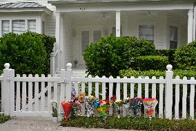 Fans Of Silvio Santos In Orlando (USA) Pay Homage To Him With Flowers