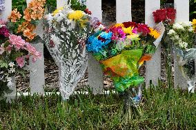 Fans Of Silvio Santos In Orlando (USA) Pay Homage To Him With Flowers