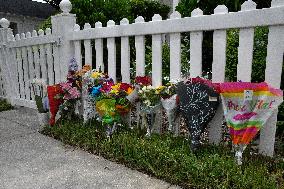 Fans Of Silvio Santos In Orlando (USA) Pay Homage To Him With Flowers