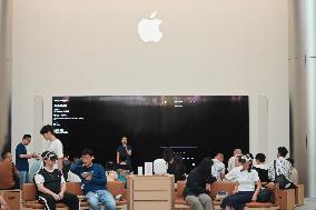 The Largest Apple Store in Asia