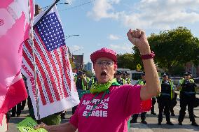 Thousands Protest Near Democratic Convention - Chicago