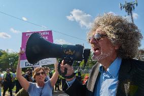 Thousands Protest Near Democratic Convention - Chicago