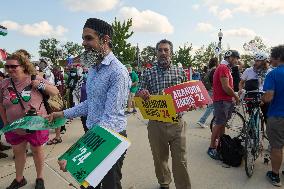 Thousands Protest Near Democratic Convention - Chicago