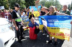 Relatives of POWs hold rally near Ukrainian parliament