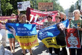 Relatives of POWs hold rally near Ukrainian parliament