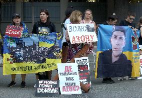 Relatives of POWs hold rally near Ukrainian parliament